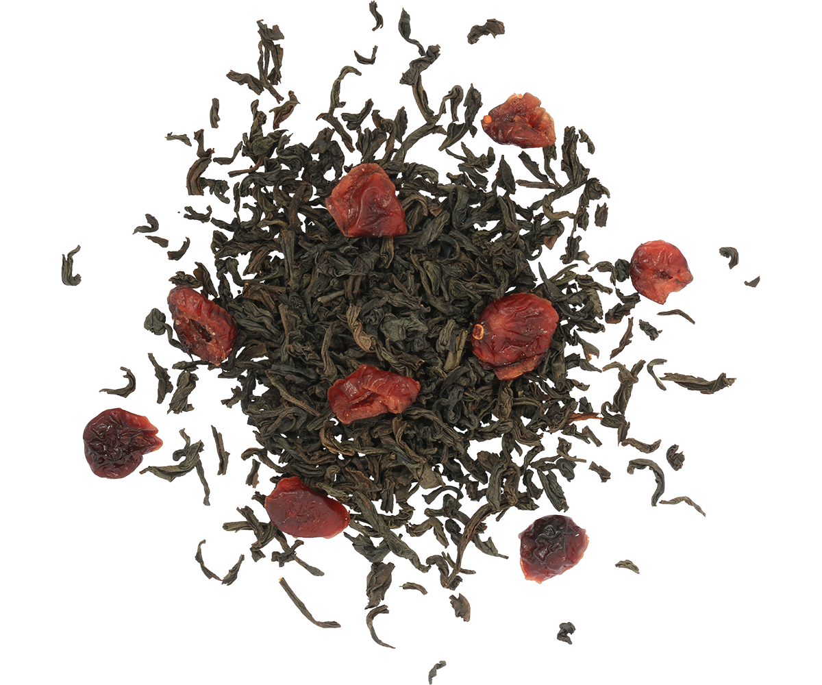 Susz czarnej herbaty Basilur Winter Tea z kawałkami żurawiny w zbliżeniu.
