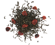 Susz czarnej herbaty Basilur Winter Tea z kawałkami żurawiny w zbliżeniu.