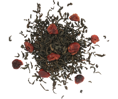 Susz czarnej herbaty Basilur Winter Tea z kawałkami żurawiny w zbliżeniu.