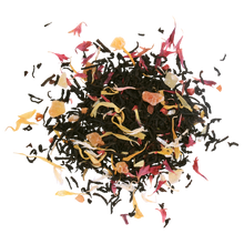 Susz herbaty Basilur Raspberry & Rosehip z kawałkami owoców i płatkami kwiatów.