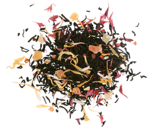 Susz herbaty Basilur Raspberry & Rosehip z kawałkami owoców i płatkami kwiatów.
