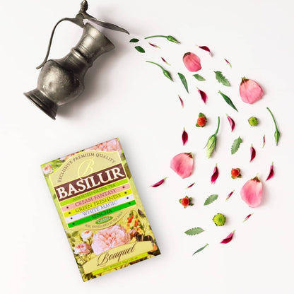 Opakowanie herbat Basilur Bouquet Assorted na białym tle obok metalowego dzbanka i rozsypanych płatków kwiatów.