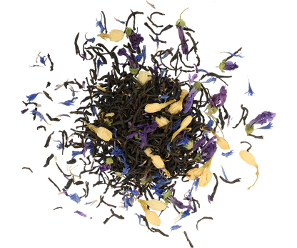 Susz czarnej herbaty Basilur Tea Book vol. I z płatkami bławatka i jaśminu w zbliżeniu.