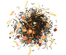 Susz czarnej herbaty Basilur Tea Book vol. II z owocami papai i ananasa w zbliżeniu.