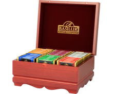 Otwarta szkatułka Basilur Specialty Classics z kolorowymi kopertami herbat.
