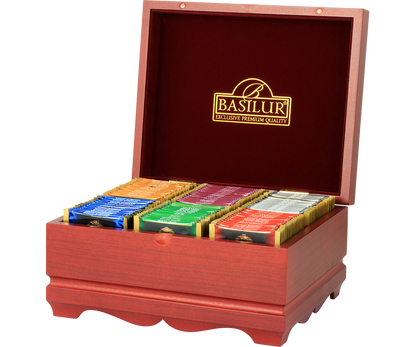 Otwarta szkatułka Basilur Specialty Classics z kolorowymi kopertami herbat.