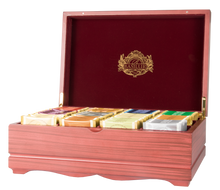 Otwarte drewniane pudełko Basilur z herbatami w saszetkach prezentujące kolekcję dwunastu smaków.
