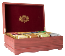 Drewniany ekspozytor Basilur z uporządkowanymi saszetkami herbat w różnych kolorach.