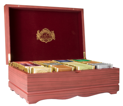 Drewniany ekspozytor Basilur z uporządkowanymi saszetkami herbat w różnych kolorach.