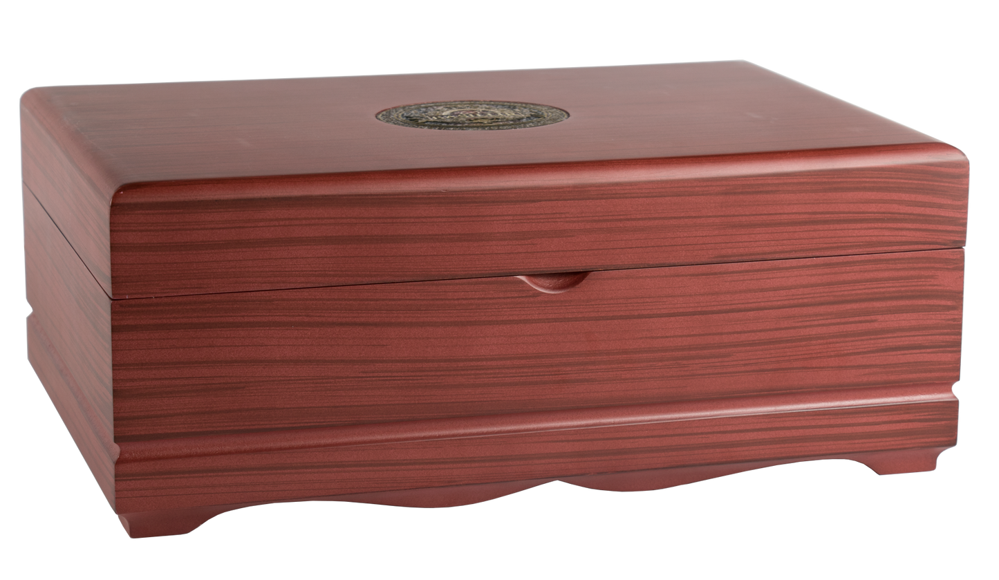 Zamknięty drewniany ekspozytor Basilur ukazujący elegancką skrzynię na herbaty.
