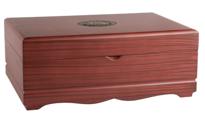 Zamknięty drewniany ekspozytor Basilur ukazujący elegancką skrzynię na herbaty.
