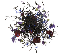 Mieszanka czarnej herbaty Basilur Magic Nights z dodatkiem owocow i platkow kwiatow