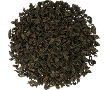 Zbliżenie na liście czarnej herbaty Basilur Golden Crescent o intensywnym aromacie.