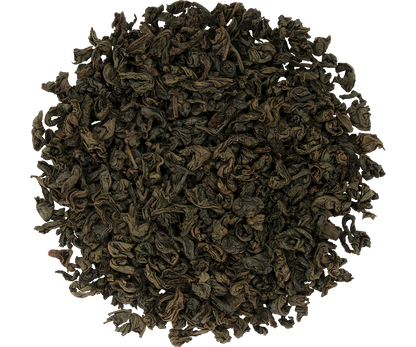 Zbliżenie na liście czarnej herbaty Basilur Golden Crescent o intensywnym aromacie.