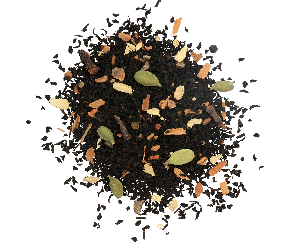 Zbliżenie na liście czarnej herbaty Basilur Masala Chai z przyprawami – cynamonem, kardamonem i imbirem.
