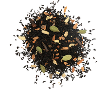 Zbliżenie na liście czarnej herbaty Basilur Masala Chai z przyprawami – cynamonem, kardamonem i imbirem.