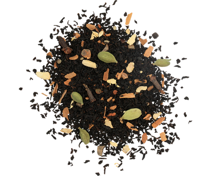 Zbliżenie na liście czarnej herbaty Basilur Masala Chai z przyprawami – cynamonem, kardamonem i imbirem.