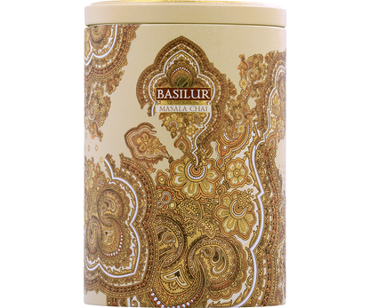 Detal złotej puszki Basilur Masala Chai z orientalnym wzorem paisley.
