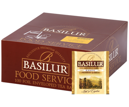 Opakowanie herbaty Basilur Kandy z widoczną saszetką czarnej herbaty cejlońskiej.