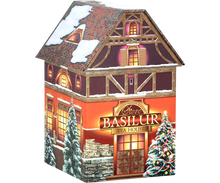 Herbata Basilur Christmas House z widokiem z lewej strony i ozdobną choinką