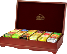 Otwarty drewniany ekspozytor Basilur z 200 kopertami herbat w różnych kolorach i smakach.