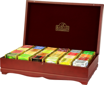 Otwarty drewniany ekspozytor Basilur z 200 kopertami herbat w różnych kolorach i smakach.