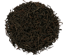 Liście czarnej herbaty Basilur Gold Ceylon w zbliżeniu.