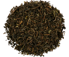 Suszone liście herbaty czarnej Darjeeling Basilur w zbliżeniu.