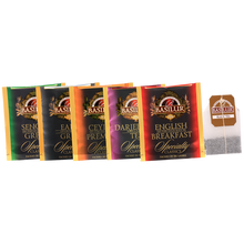 Zbliżenie na zestaw kopert herbat Basilur Specialty Classics.