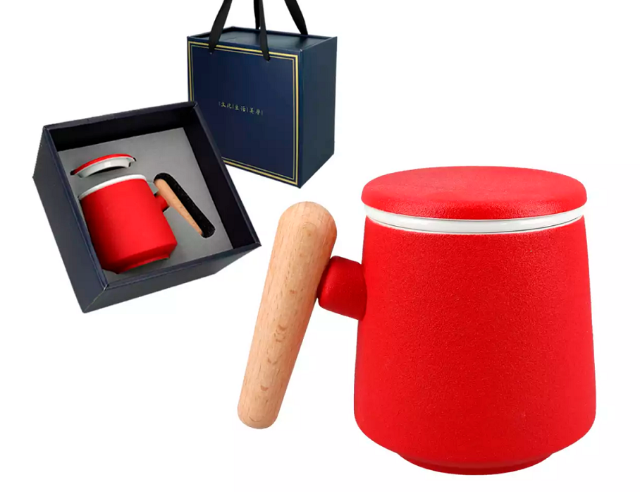 Kubek ceramiczny czerwony zapakowany w eleganckie pudełko prezentowe.