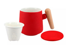 Ceramiczny kubek czerwony z drewnianym uchwytem, sitkiem i przykrywką.