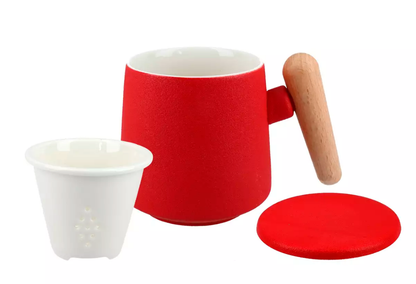 Ceramiczny kubek czerwony z drewnianym uchwytem, sitkiem i przykrywką.