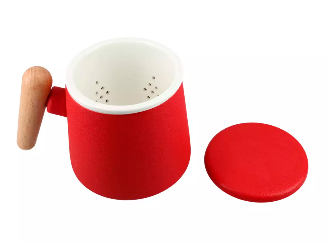 Widok od góry na czerwony kubek ceramiczny z sitkiem i przykrywką obok.