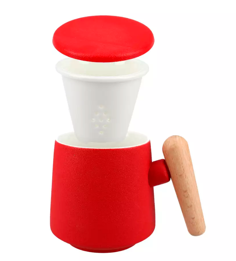 Kubek czerwony z przykrywką i ceramicznym sitkiem do herbaty.