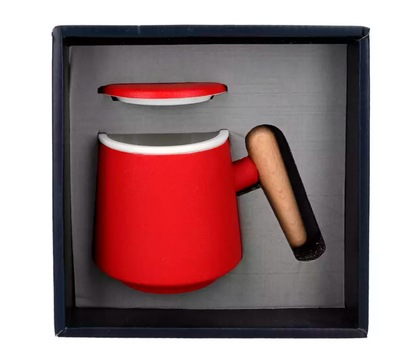 Zestaw czerwonego kubka ceramicznego z przykrywką w pudełku prezentowym.