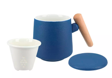 Kubek granatowy 400 ml z ceramicznym sitkiem i przykrywką, elegancki design.