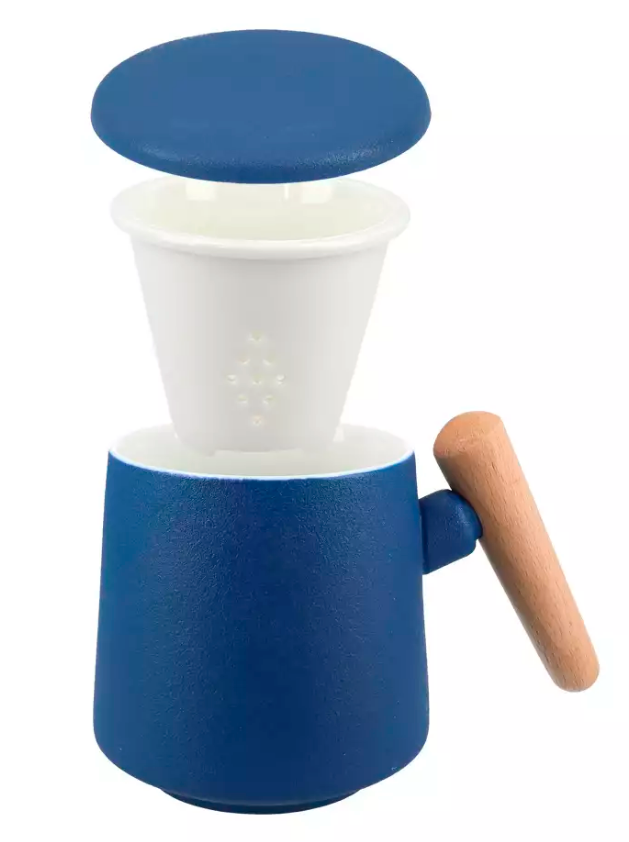 Kubek 400 ml z ceramicznym zaparzaczem i drewnianym uchwytem, kolor granatowy.
