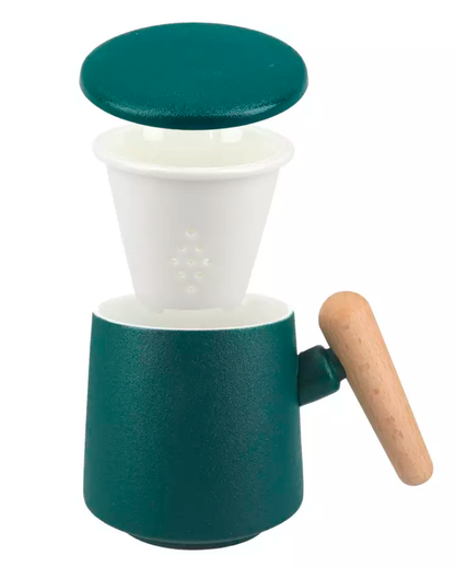 Zielony kubek ceramiczny z sitkiem i przykrywką, widok z góry.