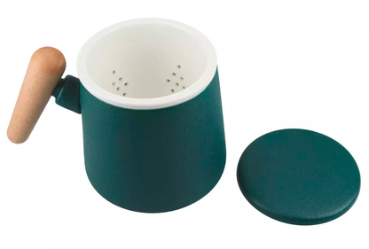 Kubek ceramiczny zielony 400 ml z pokrywką i uchwytem imitującym drewno.