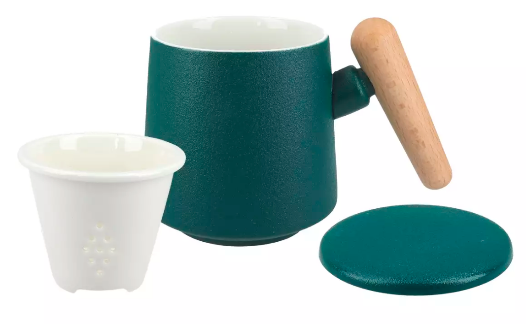Kubek ceramiczny zielony z wyjętym sitkiem porcelanowym i przykrywką obok.
