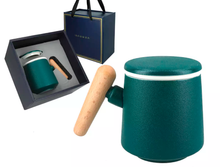 Komplet ceramiczny – kubek zielony z uchwytem, pokrywką i sitkiem.