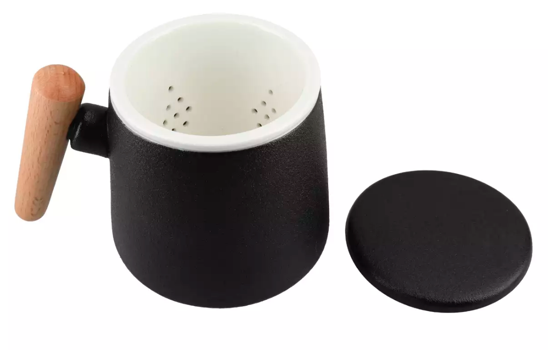 Nowoczesny kubek z matowej ceramiki w kolorze czarnym, 400 ml, z zaparzaczem i przykrywką.