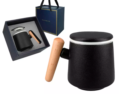 Czarny kubek ceramiczny 400 ml z sitkiem i pokrywką w zestawie prezentowym.