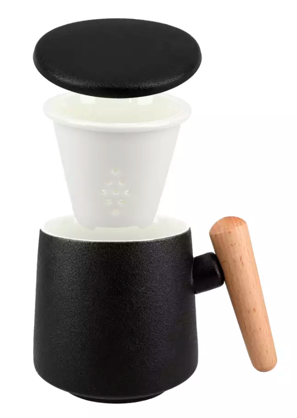 Kubek czarny 400 ml z ceramicznym sitkiem i drewnianym uchwytem – elegancki design.