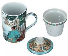 Kubek porcelanowy Gejsza wzór 1 z zaparzaczem i pokrywką, widok całego zestawu.