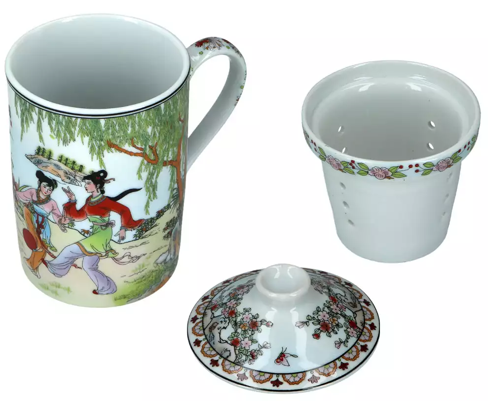 Widok na kubek z zaparzaczem i pokrywką – detale zdobień w stylu Dalekiego Wschodu.