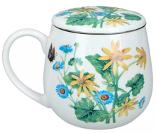 Kubek porcelanowy w żółto-niebieskie kwiaty z serii Floral Story 4, widok z przodu.