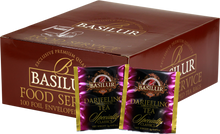 Opakowanie herbaty Basilur Darjeeling z widocznymi saszetkami czarnej herbaty cejlońskiej o delikatnym aromacie.