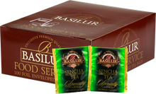 Opakowanie herbaty Basilur Sencha Classic z widocznymi saszetkami zielonej herbaty cejlońskiej w zielonych kopertach.