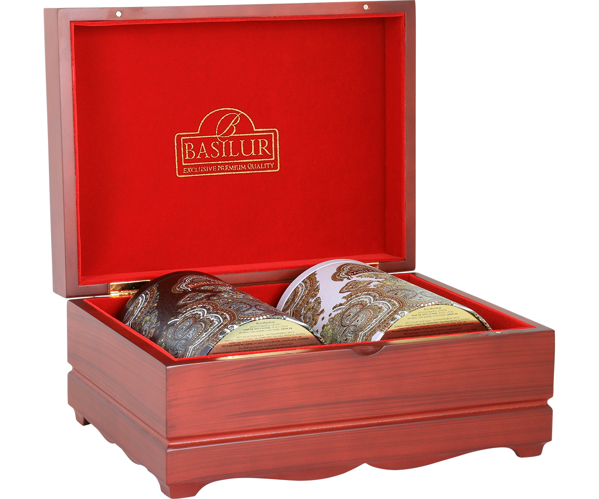 Otwarty ekspozytor Basilur Oriental Collection – zestaw dwóch puszek z herbatą w ozdobnym wnętrzu.